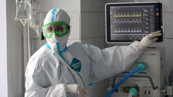 Un médico durante el brote de coronavirus en Rusia - Sputnik Mundo