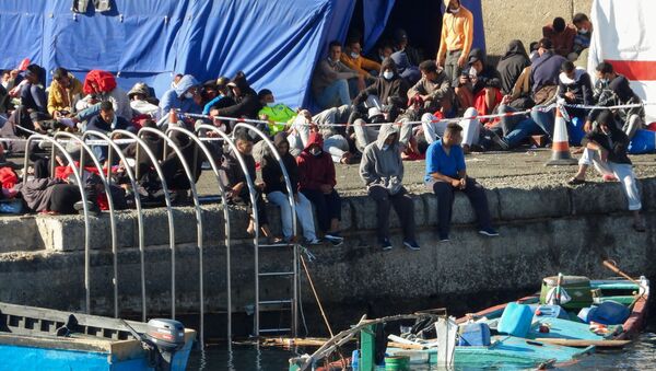 Migrantes en el puerto de Arguineguín, en la isla española de Gran Canaria. - Sputnik Mundo