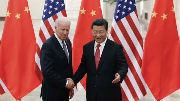 El presidente chino, Xi Jinping con su homólogo de EEUU, Joe Biden - Sputnik Mundo