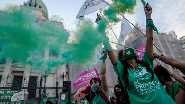 Activistas participan en manifestación a favor de legalizar el aborto, en Buenos Aires (Argentina), el 18 de noviembre del 2020 - Sputnik Mundo