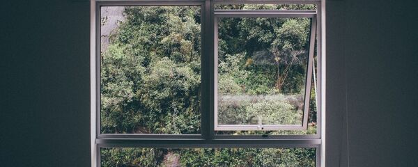 Imagen referencial de una habitación ventilándose con la ventana abierta Imagen referencial de una habitación ventilándose con la ventana abierta - Sputnik Mundo