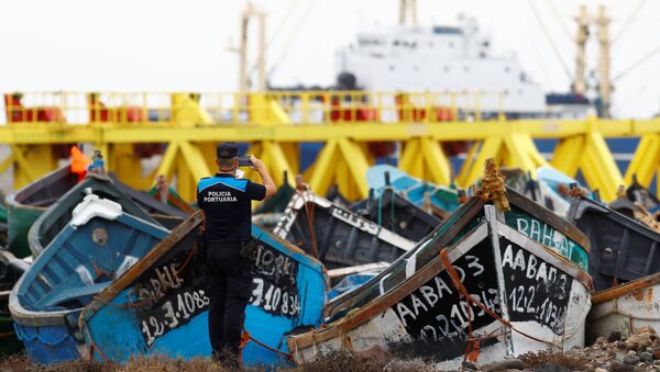Barcas que usan migrantes para llegar a las Islas Canarias - Sputnik Mundo