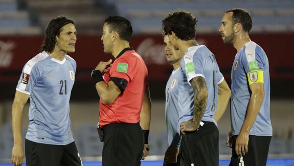Edinson Cavani y futbolistas de la Selección de Uruguay cuestionan al árbitro durante un partido por Eliminatorias hacia Catar 2022 - Sputnik Mundo
