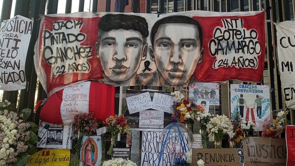 Memorial en honor a Inti Sotelo y Jack Bryan Pintado, asesinados el 14 de noviembre durante la represión policial. - Sputnik Mundo