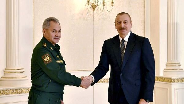 El ministro de Defensa ruso, Serguéi Shoigú, con el presidente de Azerbaiyán, Iljam Alíev - Sputnik Mundo