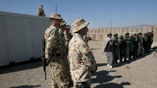 Soldados australianos y los afganos locales en la base militar de Tarin Kowt en la provincia de Uruzgan, Afganistán, el 17 de febrero de 2007. - Sputnik Mundo