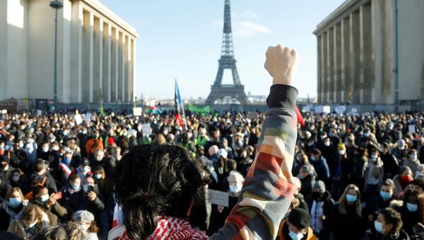 Las protestas contra la ley de seguridad global en París - Sputnik Mundo