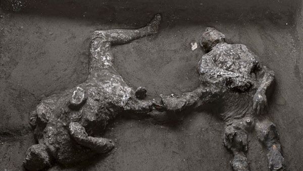 Los restos de dos hombres muertos en la erupción del Vesubio  - Sputnik Mundo