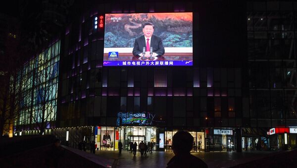 Xi Jinping, presidente de China, durante un discurso transmitido en una pantalla de Pekín, China (archivo) - Sputnik Mundo