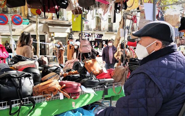 Un vendedor del Rastro de Madrid en su puesto de bolsos y accesorios - Sputnik Mundo