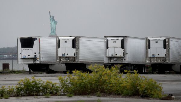 Camiones refrigerados que funcionan como morgues temporales en Brooklyn, Nueva York (archivo) - Sputnik Mundo