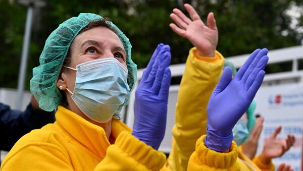 Enfermera aplaudiendo en una protesta frente al Hospital Gregorio Marañón (Madrid) - Sputnik Mundo