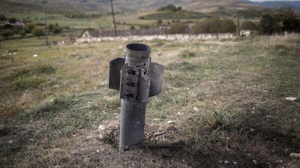 Un proyectil en Nagorno Karabaj - Sputnik Mundo