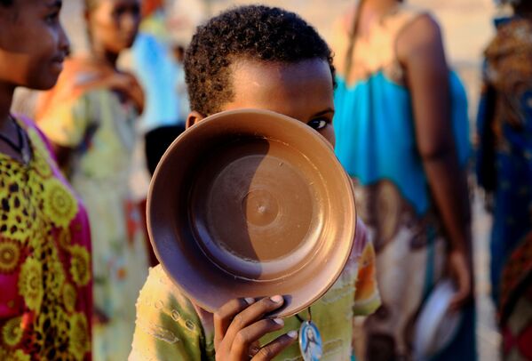 Ребенок-беженец в очереди за едой в лагере Ум-Ракоба на границе между Суданом и Эфиопией - Sputnik Mundo