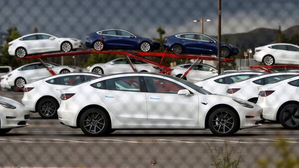 Unos vehículos de Tesla en el estacionamiento de la principal fábrica de la marca, en Fremont, California - Sputnik Mundo
