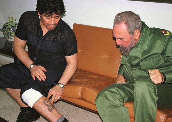 Tatuaje con el rostro de Fidel Castro en la pierna zurda de Maradona - Sputnik Mundo