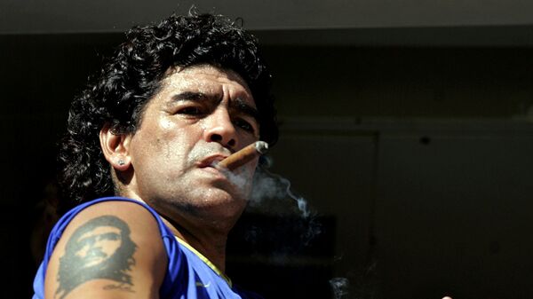 Diego Maradona fumando - Sputnik Mundo
