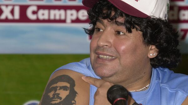 Diego Armando Maradona y su tatuaje del Che Guevara  - Sputnik Mundo