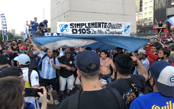 La gente se reunió en el Obelisco de Buenos Aires para despedir a Maradona - Sputnik Mundo