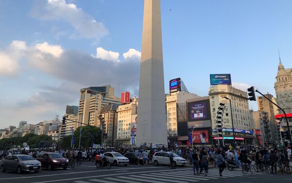 El Obelisco se llenó para despedir a Maradona - Sputnik Mundo