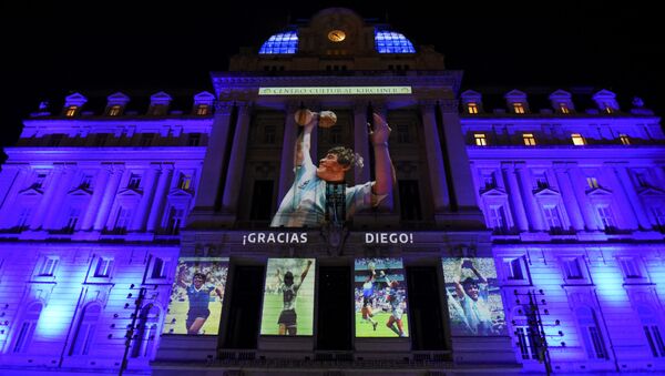 Fotografías de la fallecida leyenda del fútbol Diego Maradona se proyectan en el Centro Cultural Kirchner, en Buenos Aires (Argentina), el 25 de noviembre del 2020 - Sputnik Mundo