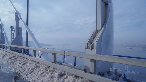 El puente congelado de Vladivostok - Sputnik Mundo