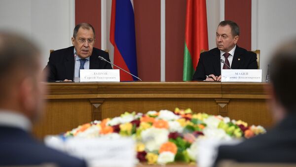 El canciller ruso, Serguéi Lavrov, con su homólogo bielorruso, Vladímir Makei - Sputnik Mundo