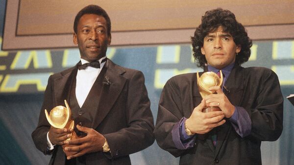 Pelé y Maradona recibiendo juntos un galardón en 1987 - Sputnik Mundo