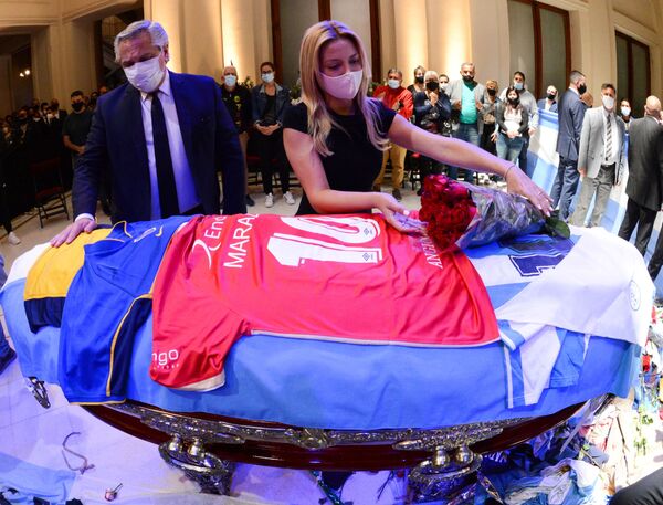 Los argentinos le dan el último adiós a Maradona Los argentinos le dan el último adiós a Maradona - Sputnik Mundo