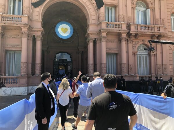 El amor es más fuerte: argentinos coparon la Casa Rosada para despedir a Maradona El amor es más fuerte: argentinos coparon la Casa Rosada para despedir a Maradona - Sputnik Mundo