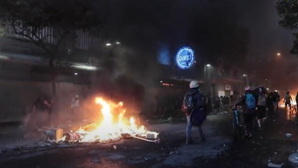 La Policía utiliza cañones de contra manifestantes en Santiago de Chile - Sputnik Mundo