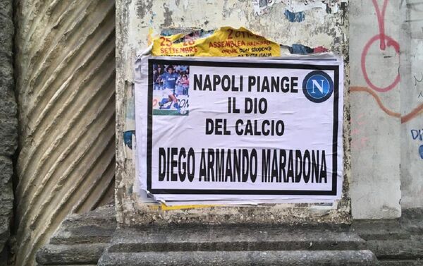 Carteles recuerdan a Maradona en Nápoles Carteles recuerdan a Maradona en Nápoles - Sputnik Mundo