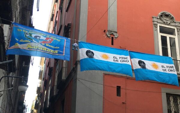 Banderas con la imagen de Maradona en Nápoles - Sputnik Mundo