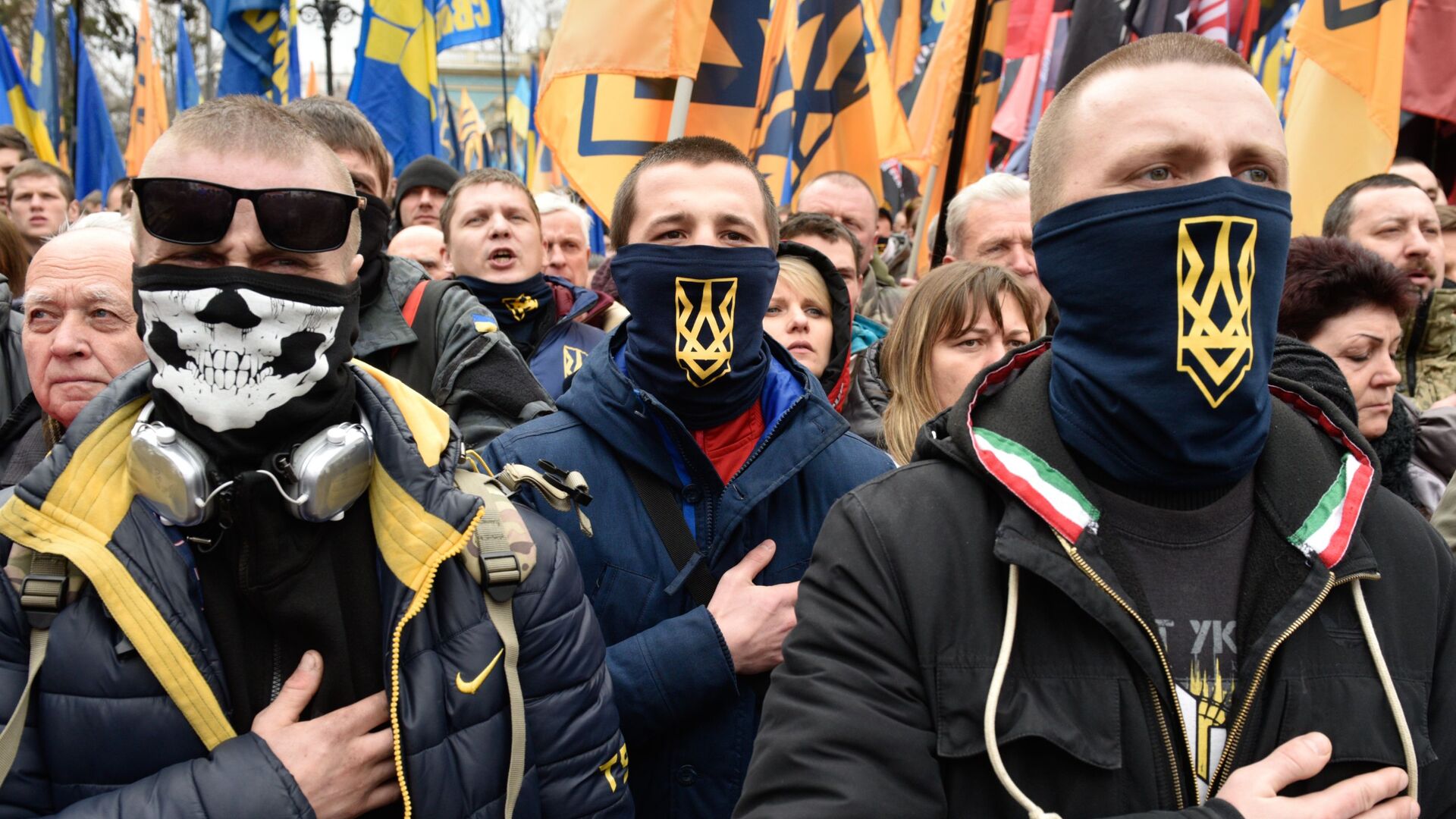 Unos manifestantes radicales durante las protestas en Kiev, Ucrania - Sputnik Mundo, 1920, 17.12.2021