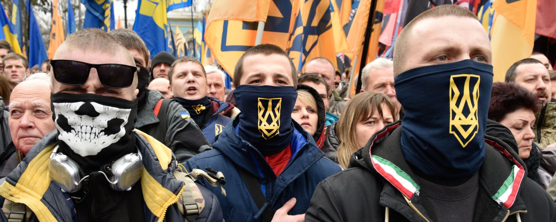 Unos manifestantes radicales durante las protestas en Kiev, Ucrania - Sputnik Mundo, 1920, 27.11.2020