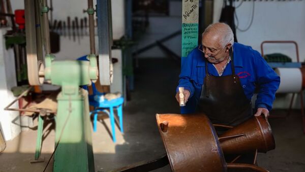 Uno de los últimos artesanos del cobre de España - Sputnik Mundo