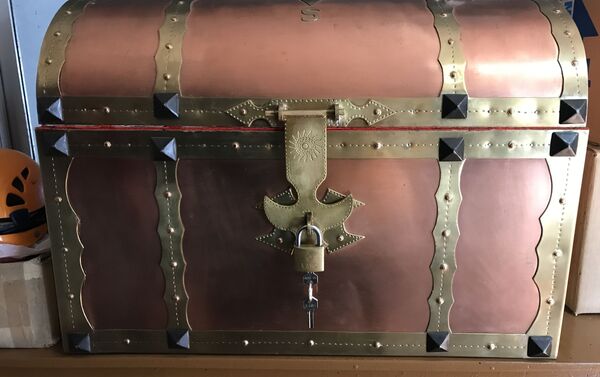 Un baúl de cobre artesanal del Taller de Manolete en Os Peares - Sputnik Mundo