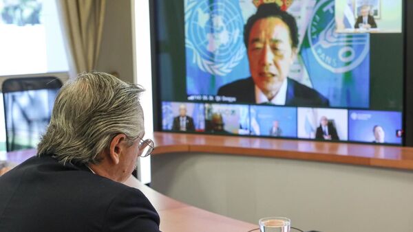 El presidente argentino, Alberto Fernández, en reunión virtual con el director general de la FAO, Qu Dongyu - Sputnik Mundo