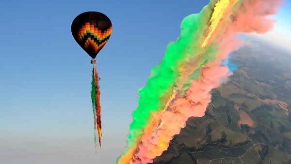 Paracaidistas saltan desde un globo en una nube de tinte - Sputnik Mundo