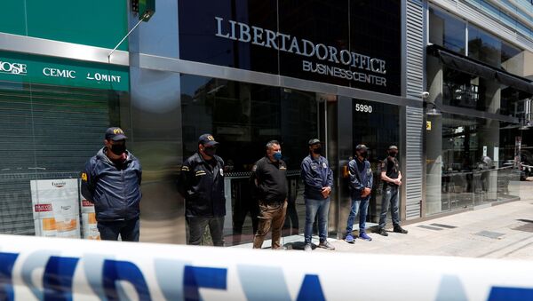 Las fuerzas de seguridad fuera de la oficina de Leopoldo Luque - Sputnik Mundo