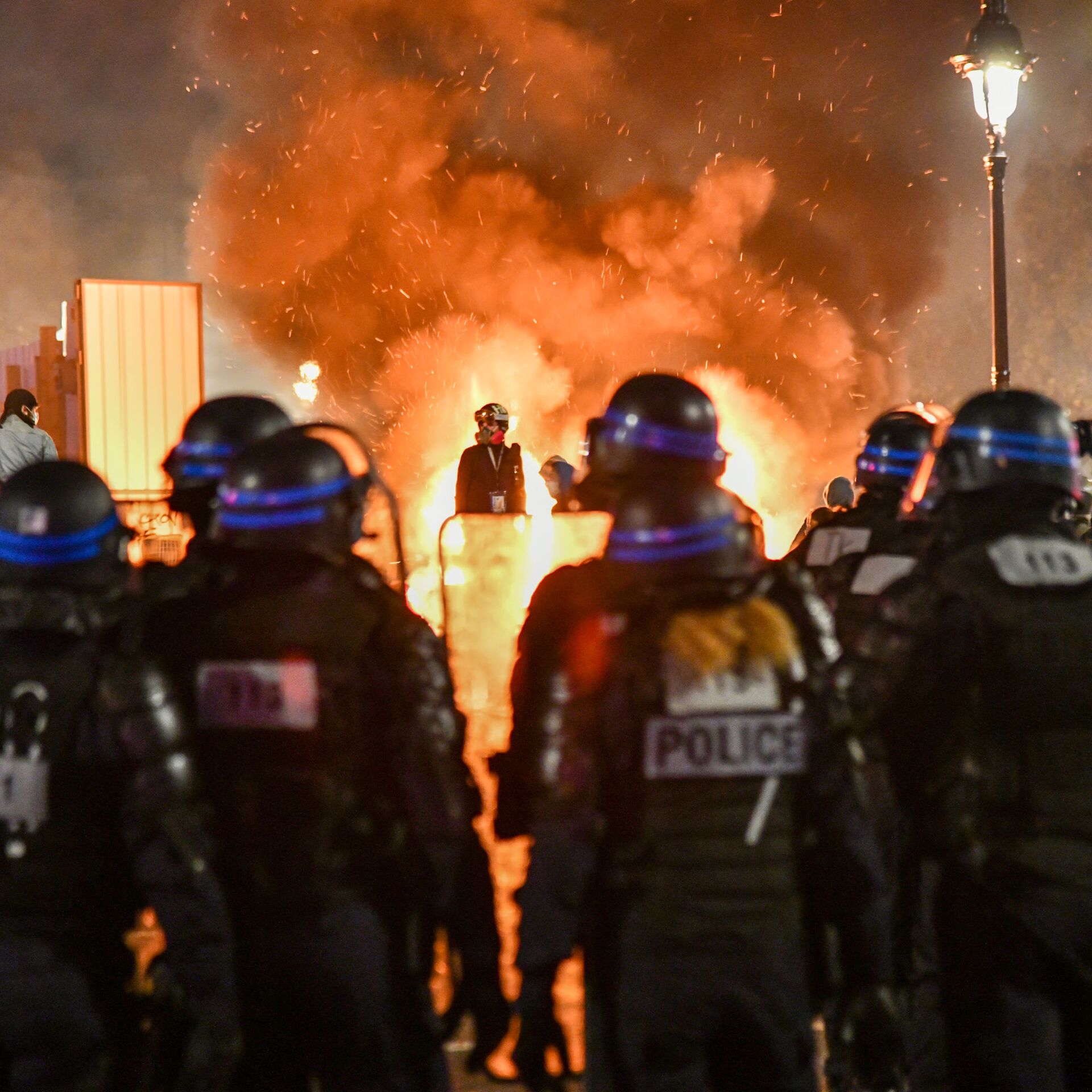 Manifestantes contra la reforma de las pensiones en París atacan la sede de  LVMH, propiedad del hombre más rico de Francia