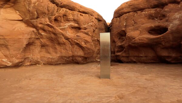 El misterioso objeto metálico encontrado en un desierto en Utah - Sputnik Mundo