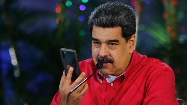 Nicolás Maduro, presidente de Venezuela, sostiene un teléfono - Sputnik Mundo