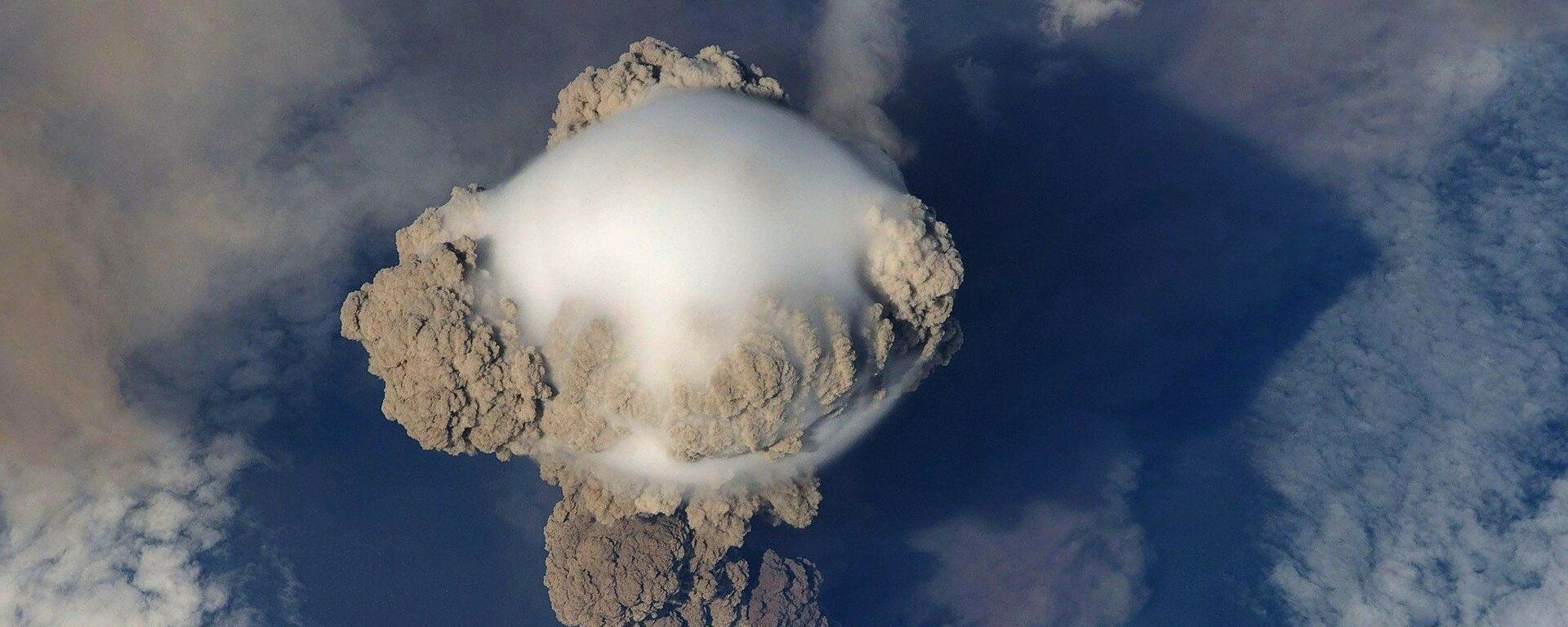 Erupción de un volcán (imagen referencial) - Sputnik Mundo, 1920, 26.05.2021