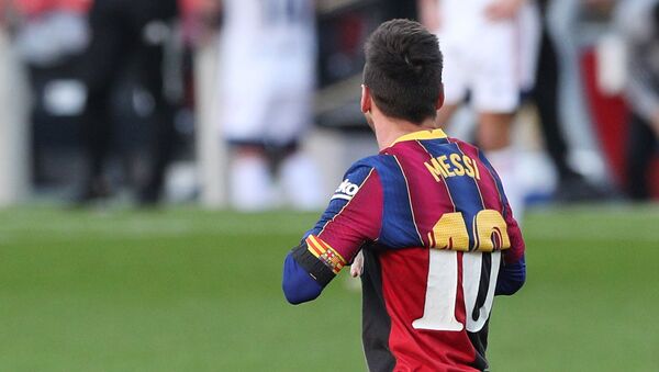 Leo Messi con la camiseta del Newell's Old Boys que lució Maradona - Sputnik Mundo