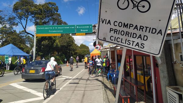 A las afueras de Bogotá, en la vía a La Calera, cada fin de semana se calcula que  al menos 1.000 personas practican el ciclismo - Sputnik Mundo