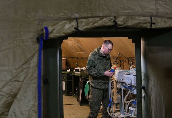 Las primeras unidades de la Unidad Médica de Propósitos Especiales del Distrito Militar Oriental llegaron a la capital de Nagorno Karabaj el 29 de noviembre. En la foto: un soldado ruso ensambla equipo en el hospital de campaña móvil cerca de Stepanakert. Las primeras unidades de la Unidad Médica de Propósitos Especiales del Distrito Militar Oriental llegaron a la capital de Nagorno Karabaj el 29 de noviembre. En la foto: un soldado ruso ensambla equipo en el hospital de campaña móvil cerca de Stepanakert. - Sputnik Mundo