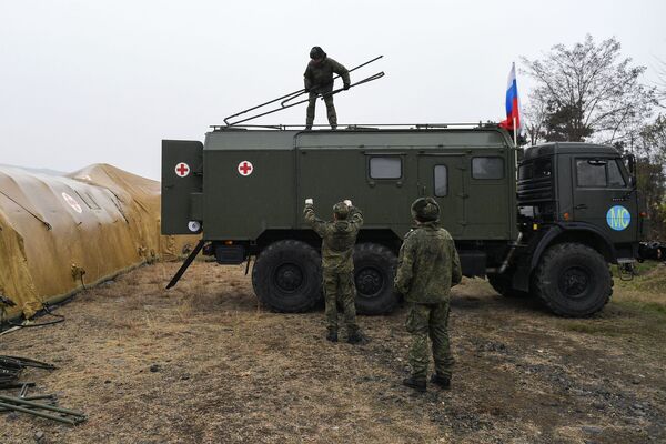 Más de 60 médicos militares de Rusia ya llegaron a Nagorno Karabaj. En la foto: militares rusos descargan equipo en el hospital de campaña móvil cerca de Stepanakert.  - Sputnik Mundo