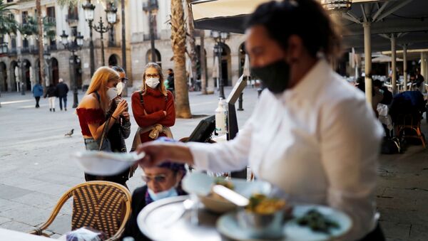 La gente en mascarillas en las calles de Barcelona - Sputnik Mundo