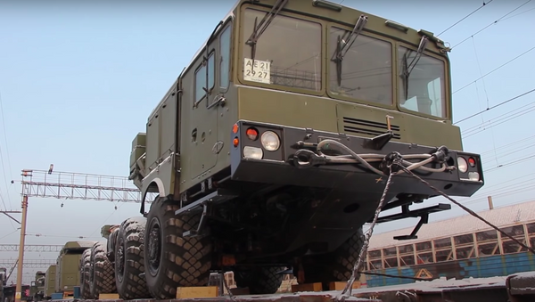 Los componentes del sistema de defensa aérea S-400 viajan en tren - Sputnik Mundo